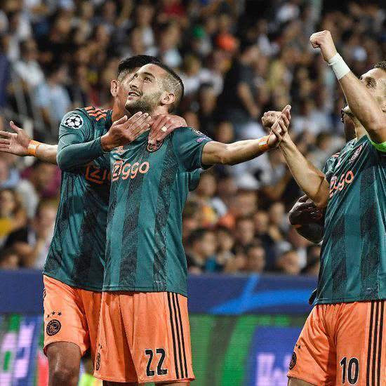 现实之间的 现实之间的