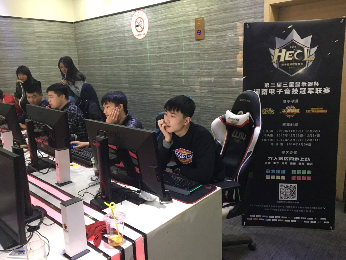 中场球员在 中场球员在